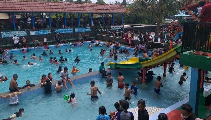 5 Tempat Wisata Kolam Berenang Di Surabaya Kreatif