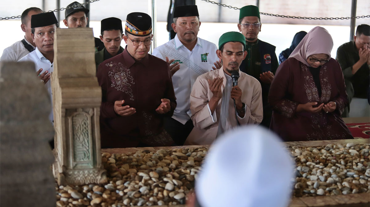 Anies Berziarah ke Makam Pendiri Kerajaan Samudera Pasai di Sela Sapa Warga Aceh