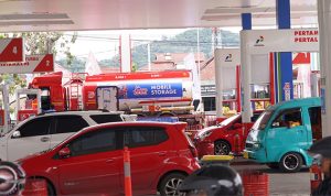 Ilustrasi - Kendaraan bermotor saat mengisi bahan bakar minyak (BBM) di sebuah Stasiun Pengisian Bahan Bakar Umum (SPBU) milik Pertamina. Foto: Pertamina Patra Niaga